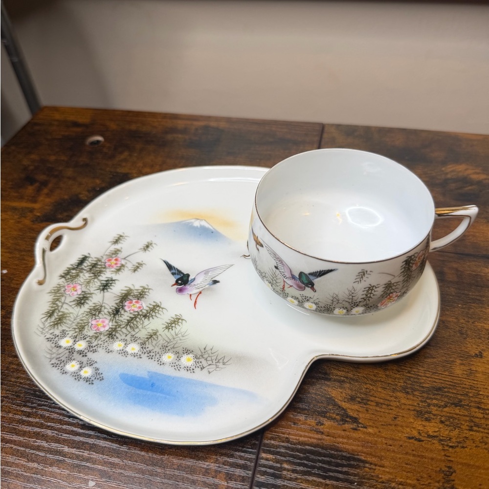 Hayási Kutani Hand-Painted Porcelain Tea Cup Saucer  Bird Motif White & Pastel